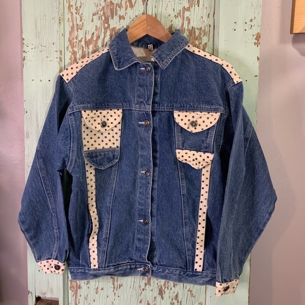 Chic retro blue denim jacket with polka dots and pockets